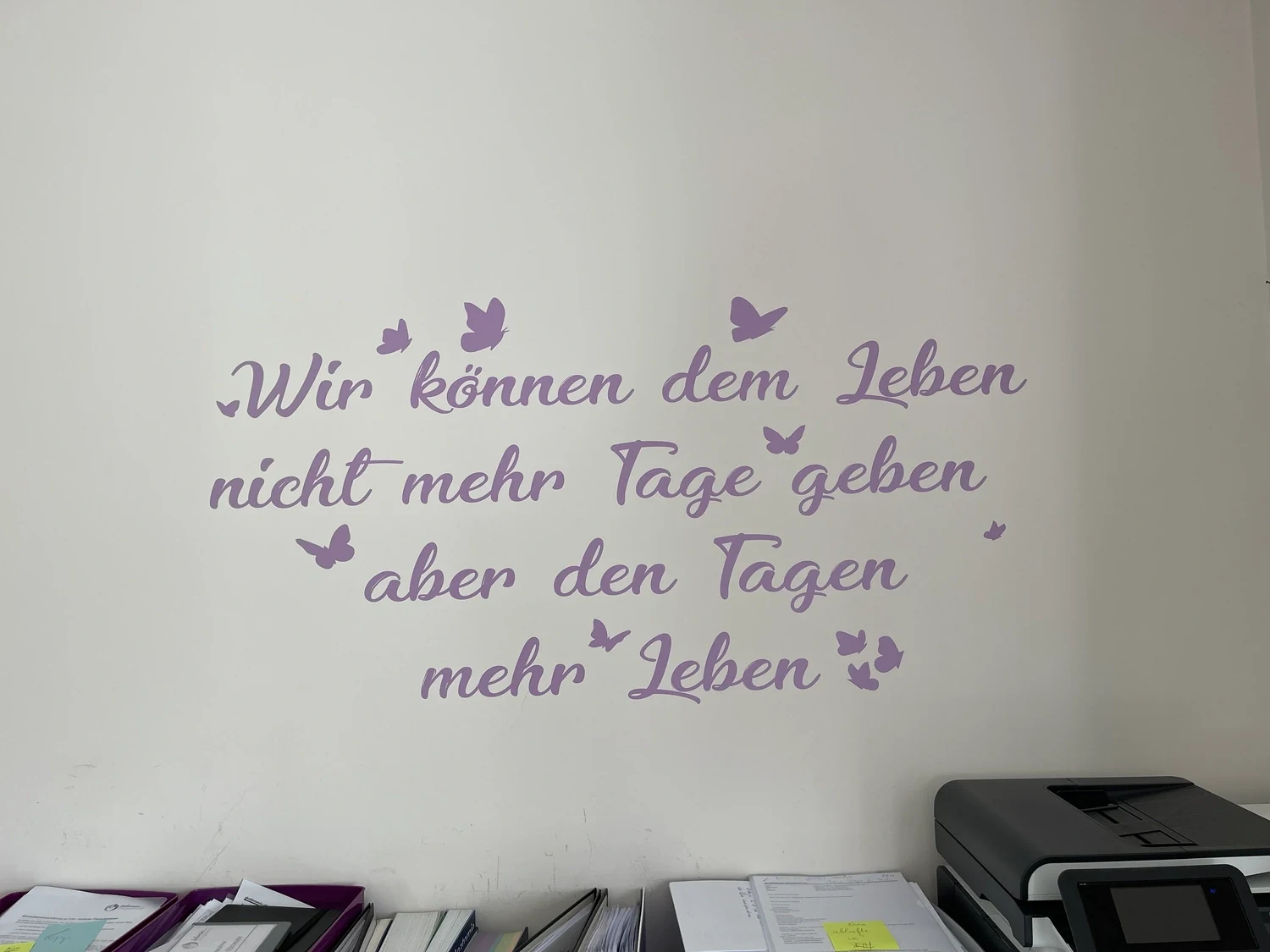 Ein Mensch kommt in einem warmen, wohnlichen Zuhause an — der Übergang aus der Klinik