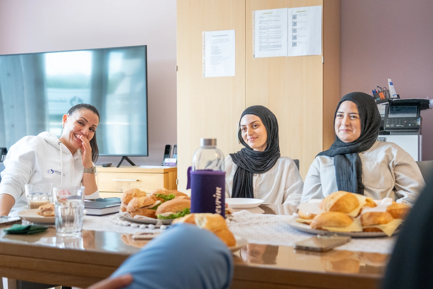 Intensia Pflegeteam beim gemeinsamen Austausch im Gemeinschaftsbereich der Wohngemeinschaft